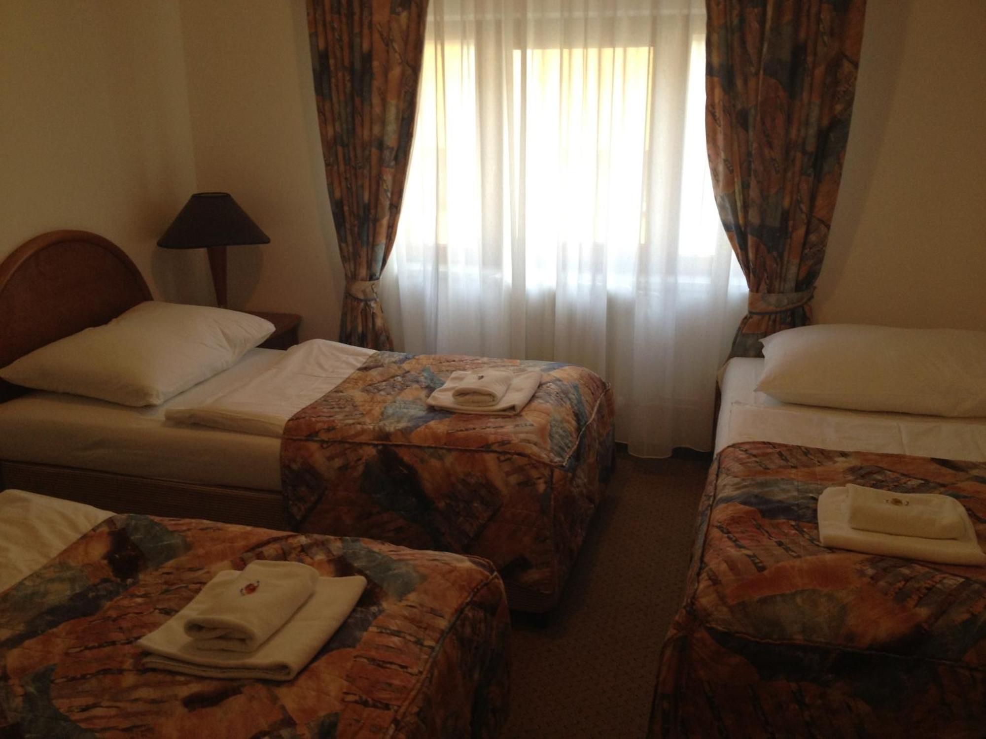 Hotel Chotol Horoměřice Zewnętrze zdjęcie