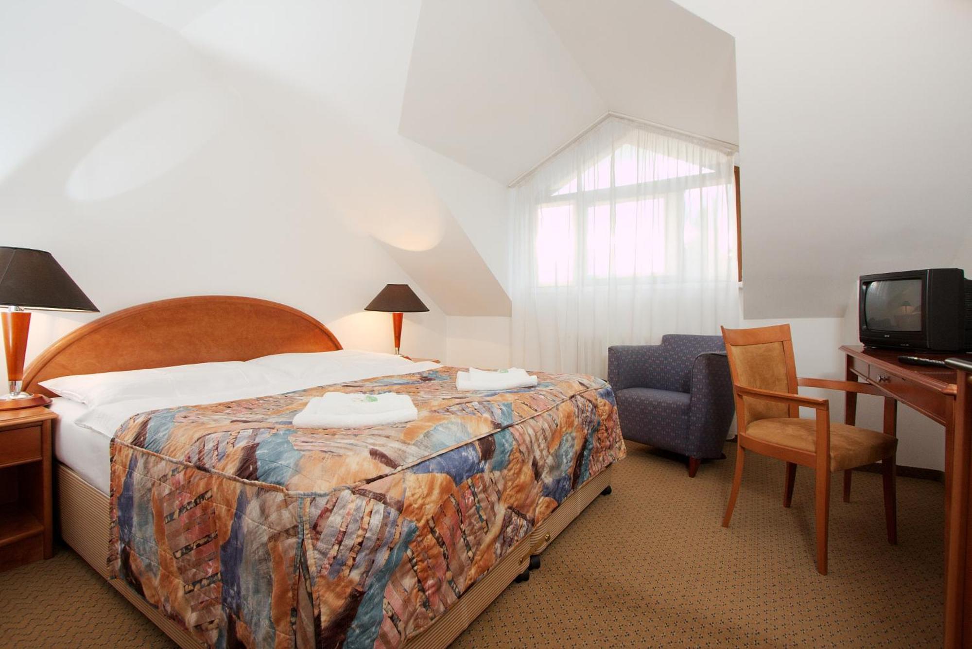 Hotel Chotol Horoměřice Zewnętrze zdjęcie